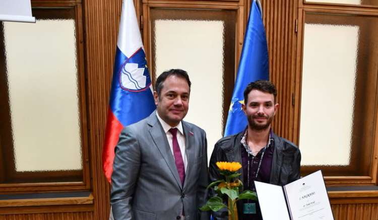Naš sogovornik dr. Tadej Kralj, ki je nagrado prejel iz rok ministra za Slovence v zamejstvu in po svetu Mateja Arčona