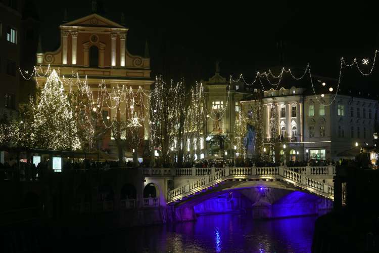 Ljubljana se je spet odela v novoletne lučke.