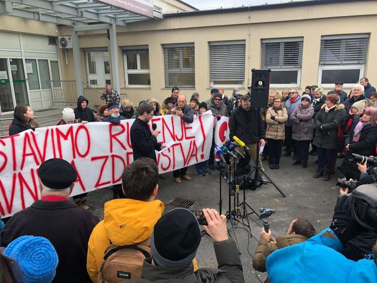 Protest pred Zdravstvenim domom Ljubljana.