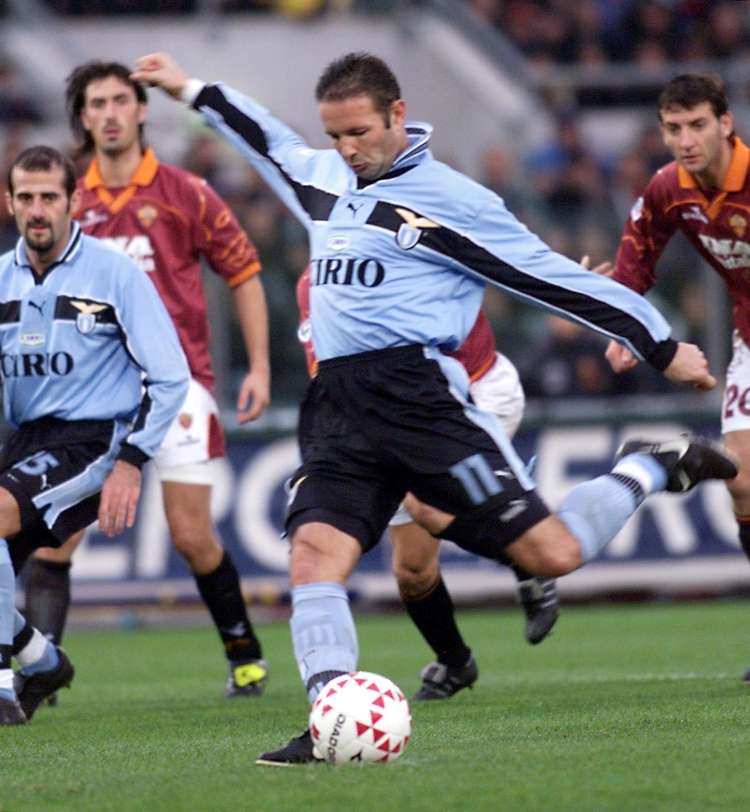 Siniša Mihajlović doseže gol s kazenskega udarca 21. novembra 1999 med derbijem AS Roma-Lazio Roma n