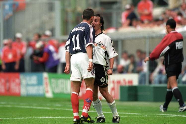 Sinisa Mihajlović Jugoslavija levo in Jens Jeremies Nemčija Svetovno prvenstvo 1998 tekma Nemčija -