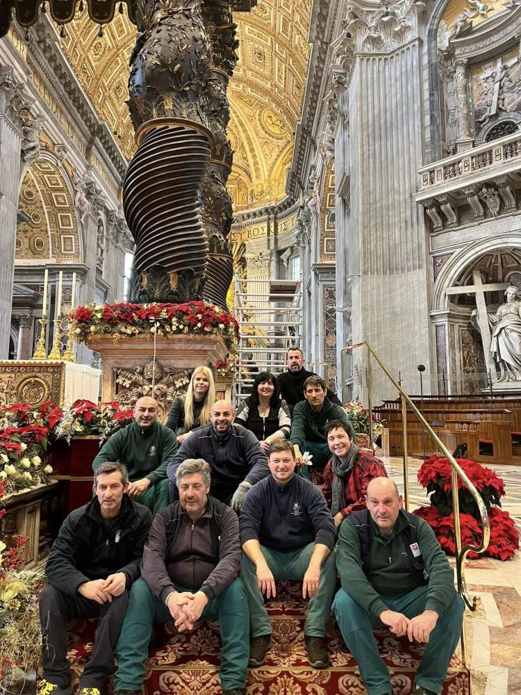 Ekipa Slovencev, ki je krasila baziliko Svetega Petra v Rimu.