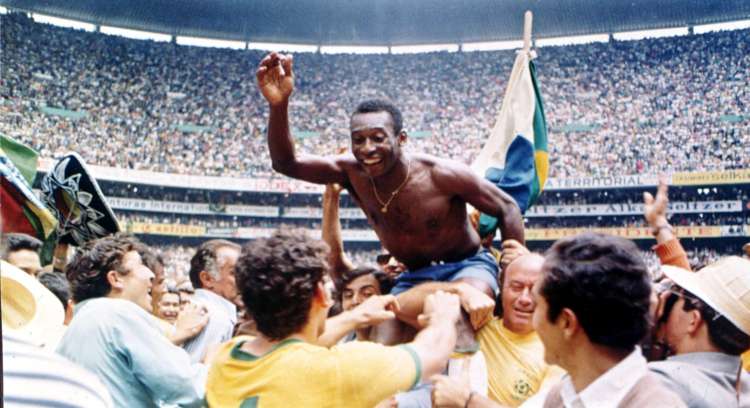 Pele na ramenih navijačev v Mehiki leta 1970 - z Brazilijo je osvojil svoj drugi naslov svetovnega p