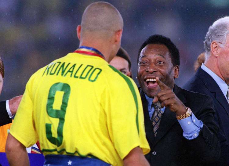 Pele pozdravlja brazilskega napadalca Ronalda na zmagovalnem odru. (Brazilija proti Nemčiji). Finale