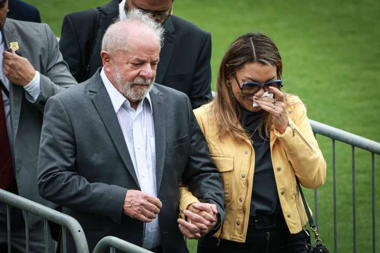 Predsednik Luiz Inacio Lula da Silva s soprogo, ki ni mogla zadrževati solz.