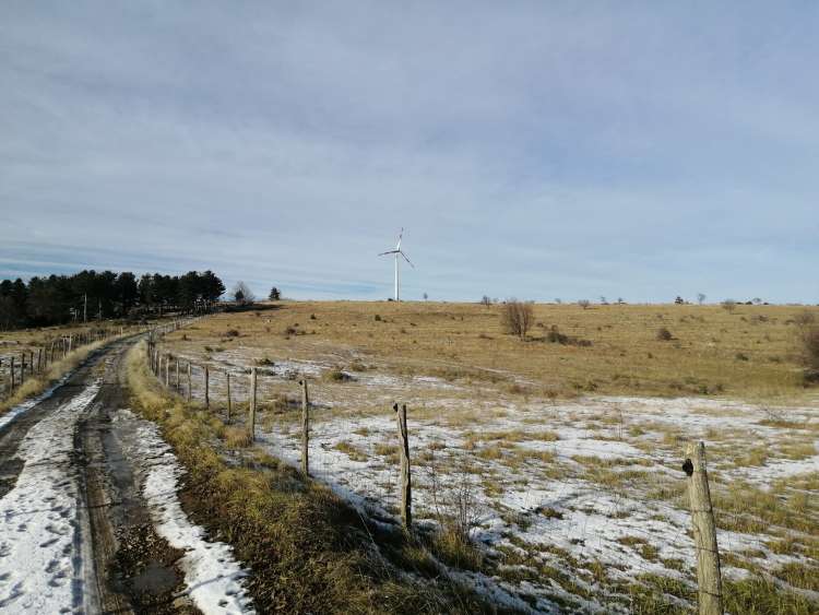 Vetrnica, ki že stoji pri Dolenji vasi, bi bila približno 100 metrov nižja od novih, ki jih tam še načrtujejo investitorji.