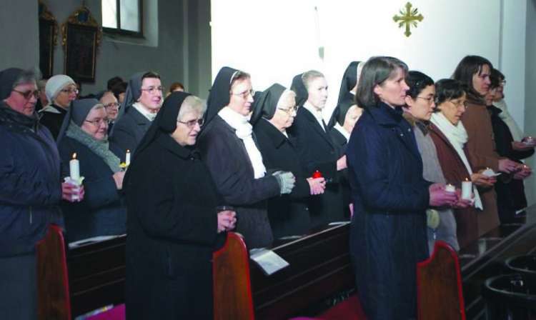 Redovnice iz novomeške škofije pri maši, med njimi sestre Loyola v prvi vrsti (desno) brez redovnih oblačil.