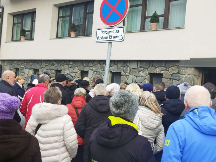 Protest občanov Trbovelj januarja lani pred tamkajšnjo komunalo.