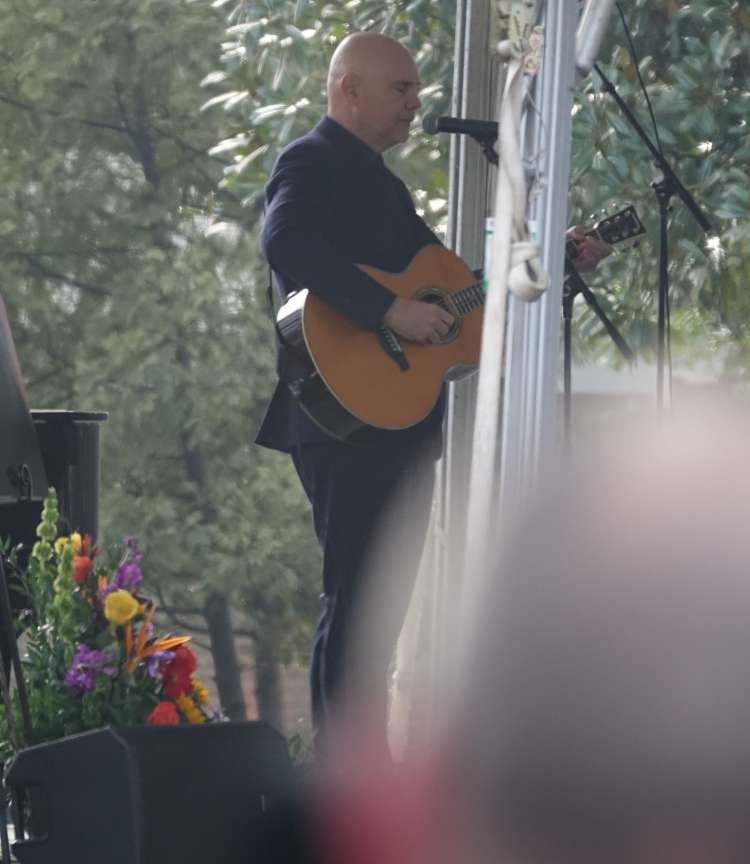 Billy Corgan se je poslovil s svojo kitaro.