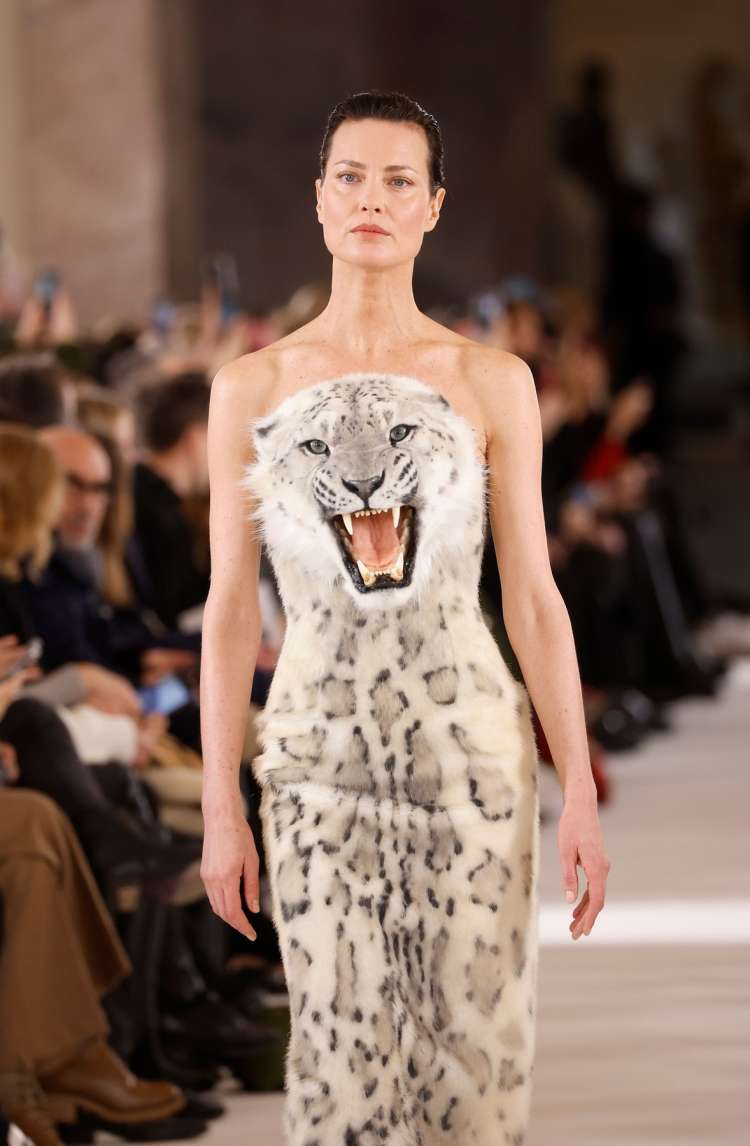 Shalom Harlow nosila obleko snežnega leoparda brez naramnic z rjovečo mačjo glavo na prsih.