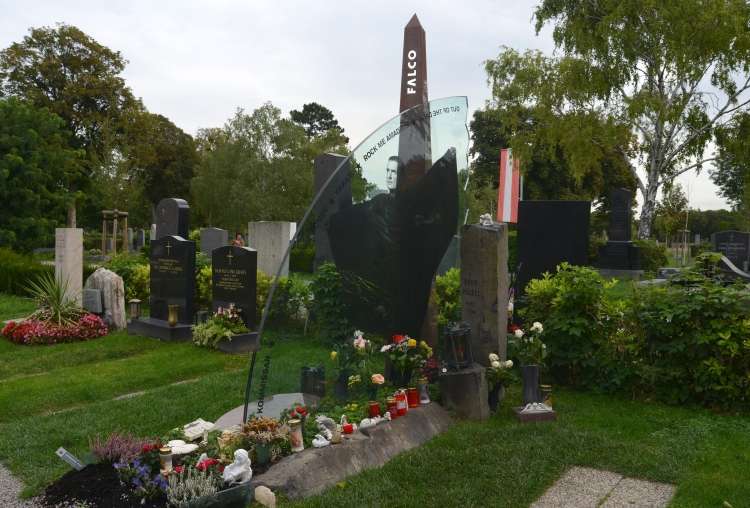 Grob na centralenm pokopališču na Dunaju je evdno poln rož in sveč.