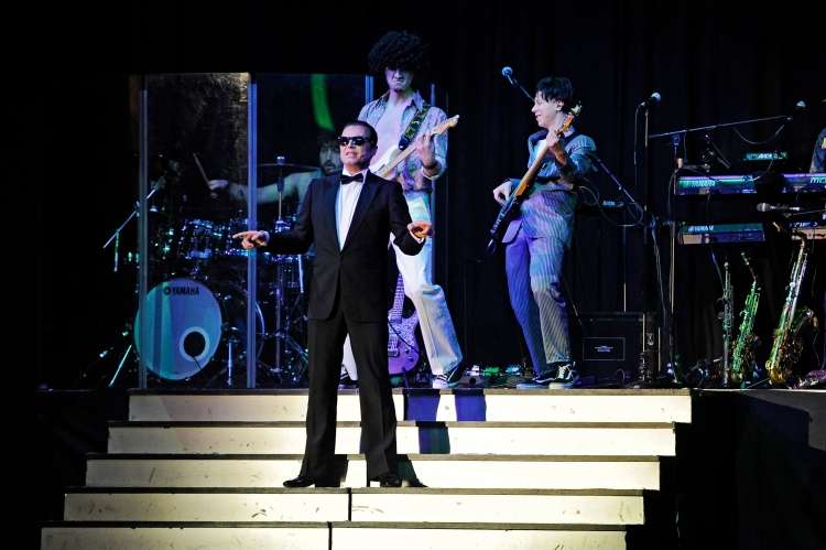 Leta 2000 je na odre prišel musical Falco meets Amadeus z genialnim imitatorjem Axelom Herrigom.