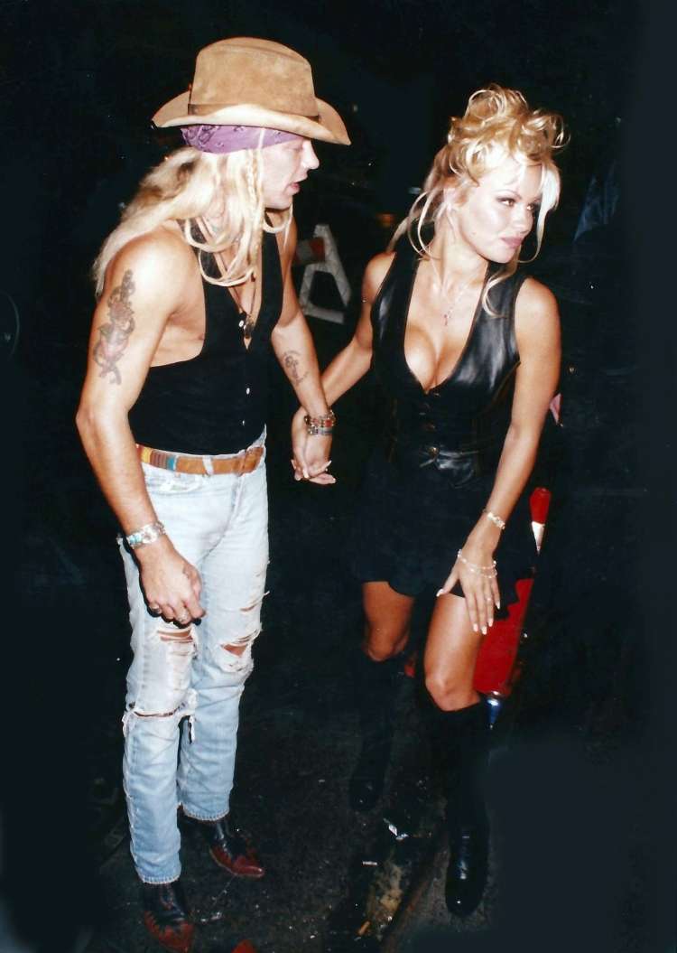 Pamela Anderson je od nekdaj imela rada rockerje, tu s pevcem skupine Poison, Bratom Michaelsom.