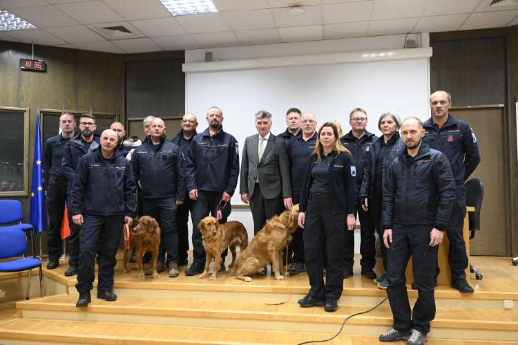 Novinarska konferenca začasnega sestava civilne zaščite z reševalnimi psi, ki so bili 7. februarja letos napoteni v Turčijo.