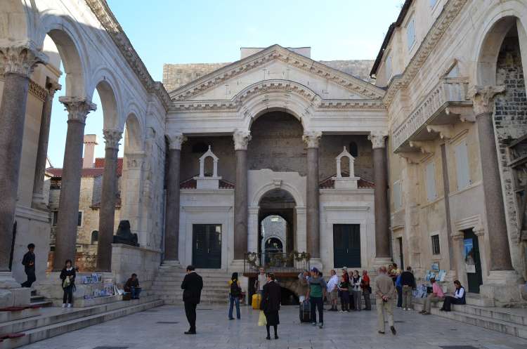 Peristyle_of_Diocletian's_Palace,_Split_(11908116224).jpg