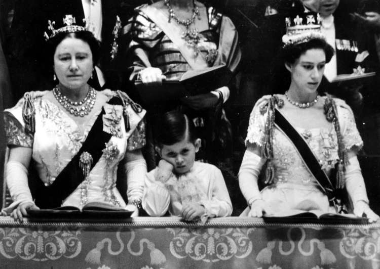 Na kronanju Elizabete leta 1953 je bil mali princ Charles v središču pozornosti
