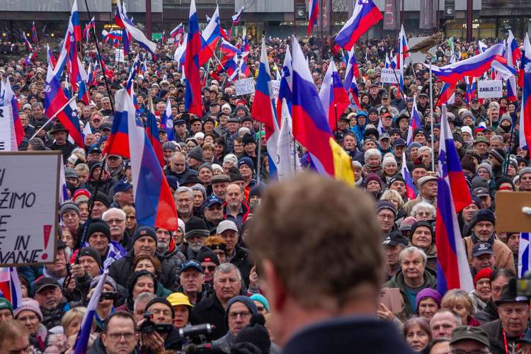 Pavel Rupar je s pozivi k 20-odstotnem dvigu pokojnin na Trgu republike uspel zbrati okoli sedem tisoč ljudi.