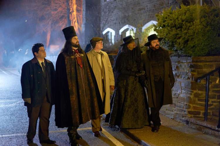 Štirje vampirji in pomočnik na poti na vampirsko predstavo, ki je njihovo sojenje.