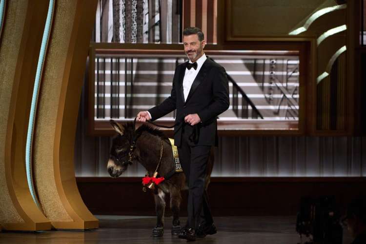 Prireditev je vodil Jimmy Kimmel, ki je na oder prišel z oslom.