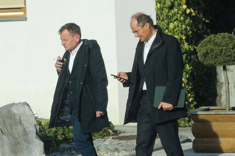 Darko Horvat (desno) se je za pomoč obrnil tudi na več odvetnikov v Sloveniji, Med njimi je Franci Matoz (desno), ki je v javnosti najbolj znan kot odvetnik Janeza Janše in SDS.  Matozova partnerica je tudi direktorica Horvatove slovenske fundacije.