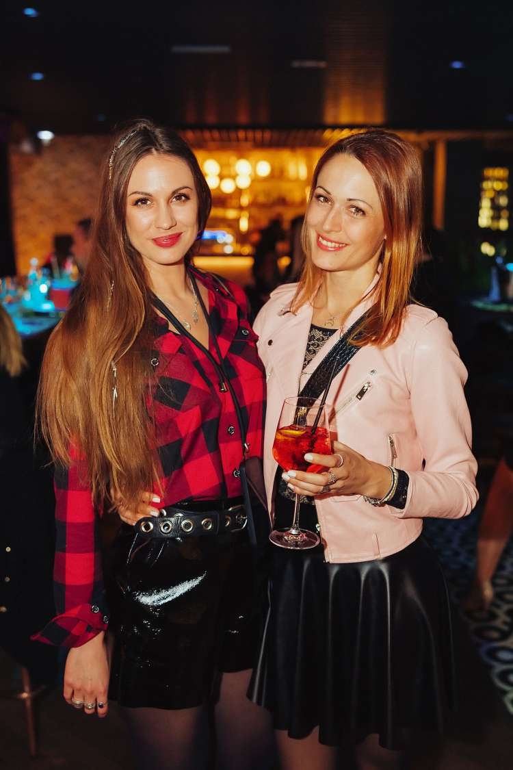 Tara Zupančič (s prijateljico Alenko) je izbrala 'drvarski šik', ki se je nosil tudi ko so Flirrt pr