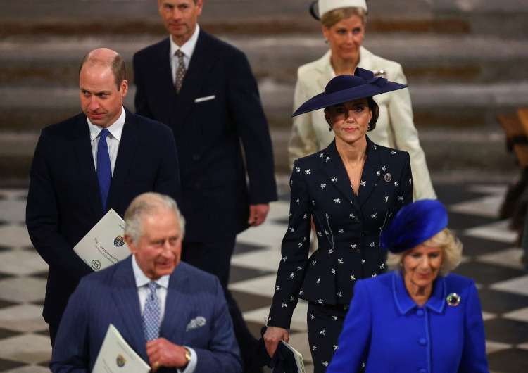 Na pogrebu kraljice Elizabete II.: spredaj sta hodila novi kralj Karel III. in kraljica Camilla, za njima prestolonaslednik princ William s soprogo Kate Middleton in za njima princ Edward s soprogo Sophie.