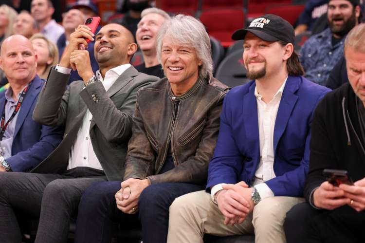 Jon Bon Jovi decembra lani na tekmi NBA v Miamiju, kjer preživi veliko časa, saj tam živita njegova