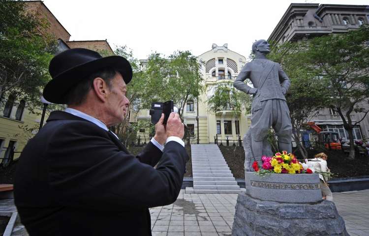 2012 so v Vladivostoku postavili kip svojemu slavnemu meščanu - pred njim stoji njegov sin Rock.