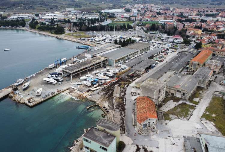 Ladjedelnica 2. oktober je zasedala 4,2 hektarja, ki sta jih sicer leta 2007 skupaj kupila kasneje propadla Kraški zidar in mariborski Konstruktor.