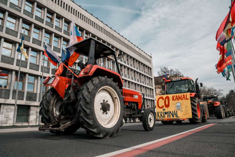 protest-kmetov, traktor