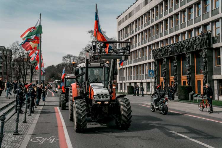 protest-kmetov, traktor