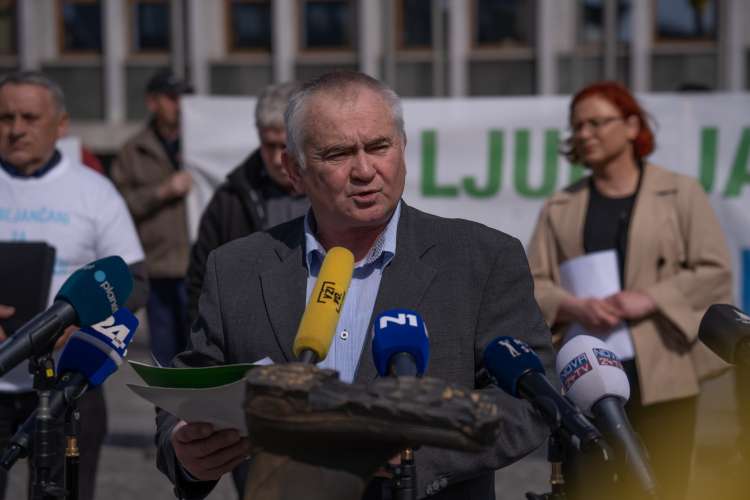 Novinarska konferenca pred opozorilnim protestom kmetov po več krajih Slovenije.