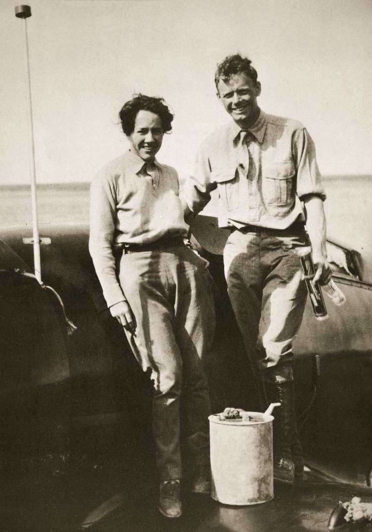 Ameriški letalec Charles Lindbergh in njegova žena Anne po letu na Japonsko, leta 1931.