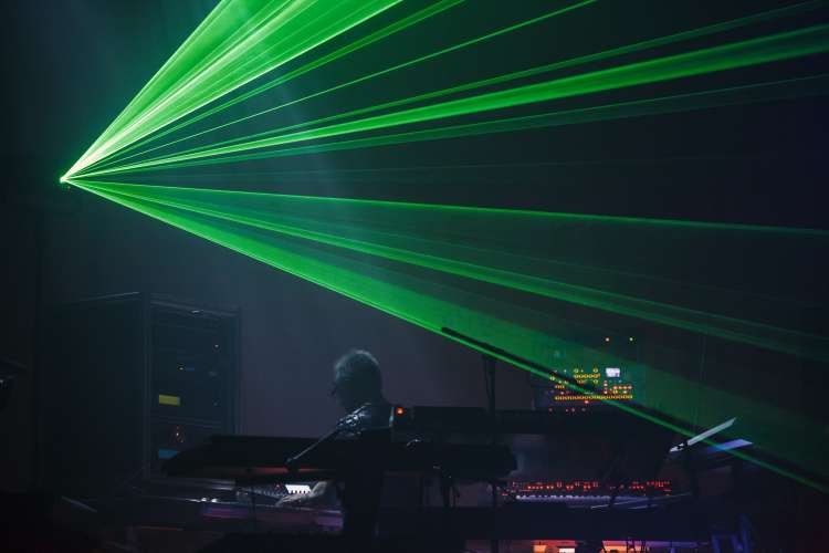 Koncert leta 2018 v Kinu Šiška z laserji - tudi tokrat se obeta podobno doživetje, a z novo nastalo