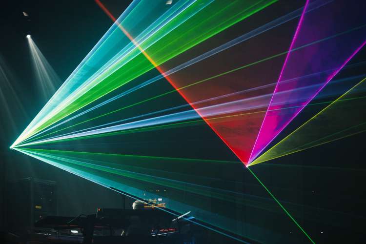 Koncert leta 2018 v Kinu Šiška z laserji.