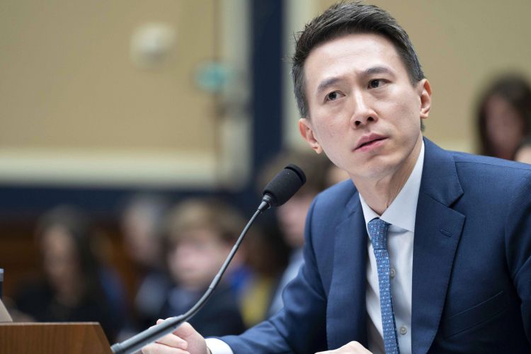 Shou Zi Chew, direktor družbe TikTok je odgovarjal tudi na precej bizarna in nerazumljiva vprašanja