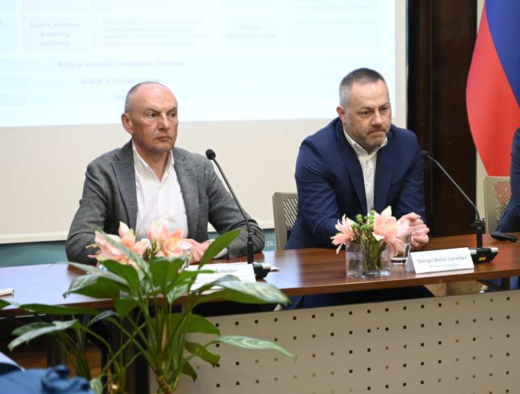 Od leve proti desni: vodja urada za kakovost in investicije Aleš Šabeder, Danijel Bešič Loredan in generalni direktor UKC Ljubljana Marko Jug.