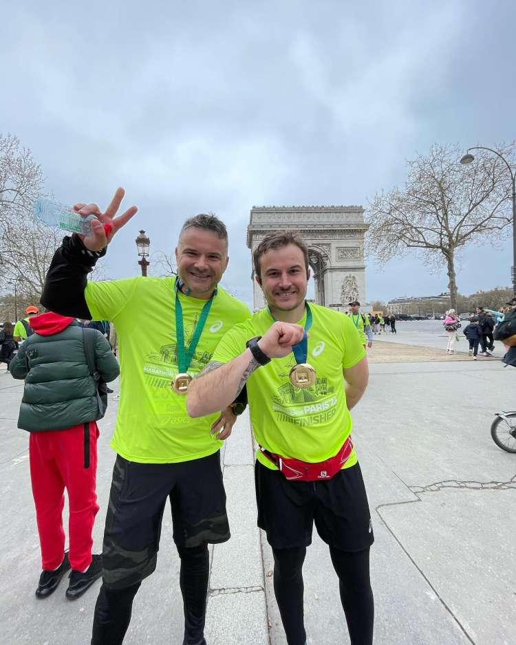 Nasmejana Anže Zavrl in brat Samo po pretečenem Pariškem maratonu