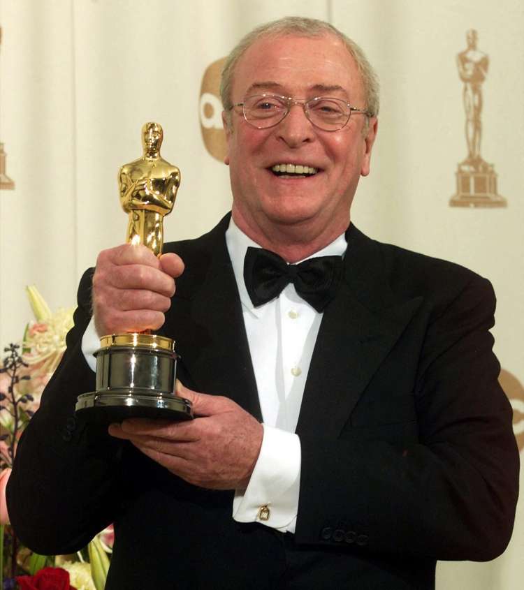 Drugega Oskarja je prejel leta 2000 za stransko vlogo v Hišnih pravilih (1999)