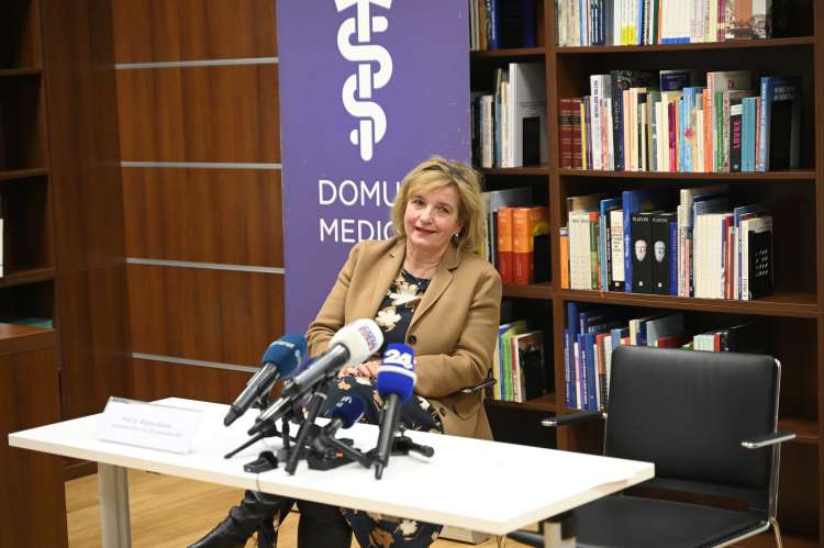 Uradna predlagateljica uvedbe svobodnih zdravnikov je zdravniška zbornica, ki jo vodi Bojana Beović.