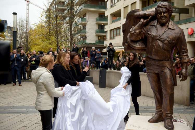 Novembra 2017 so v Budimpešti odkrili kip Buda Spencerja. Prisotni sta bili tudi hčerki Christiana i