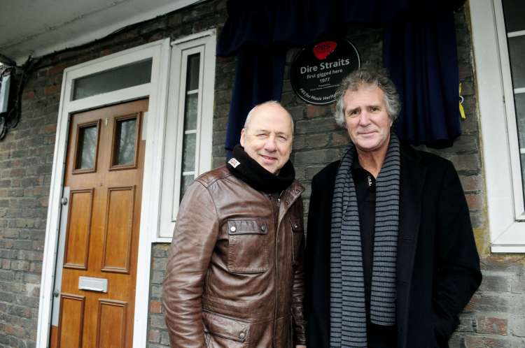 Mark Knopfler in John Illsley 2009 pred hišo, kjer so s spominsko ploščo obeležili njihov prvi nasto