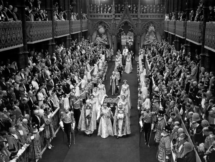 Kraljica Elizabeta II. med kronanjem v Westminstrski opatiji v Londonu z dne 2. 6. 1953. Westminstrs