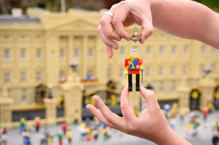 Kralj bo prejel tudi simpatično Lego krono.