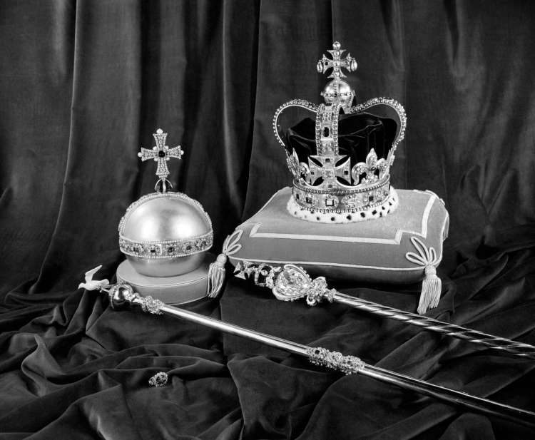 Krona svetega Edvarda, krogla (vladarjevo jabolk), žezlo s križem (znano tudi kot kraljevo žezlo), ž