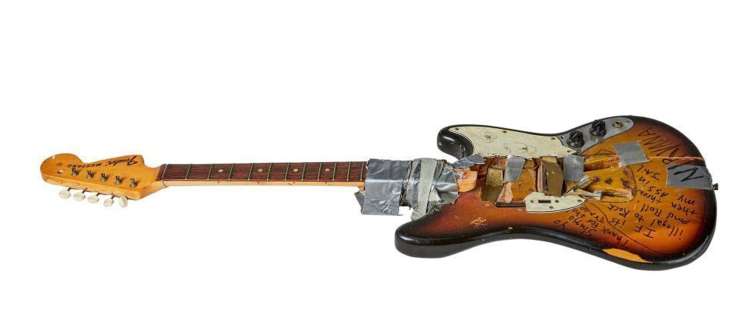 Uničena kitara, za katero bo menda nekdo odštel res veliko denarja.