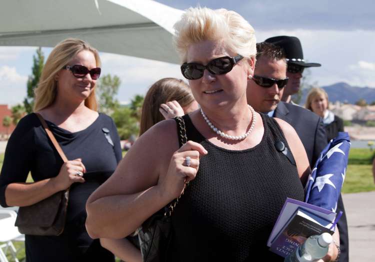 Zadnja žena Jill Curtis na pogrebu 4. oktobra 2010 v Nevadi.