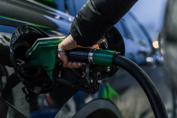 bencin, bencinska, točenje, gorivo.jpg