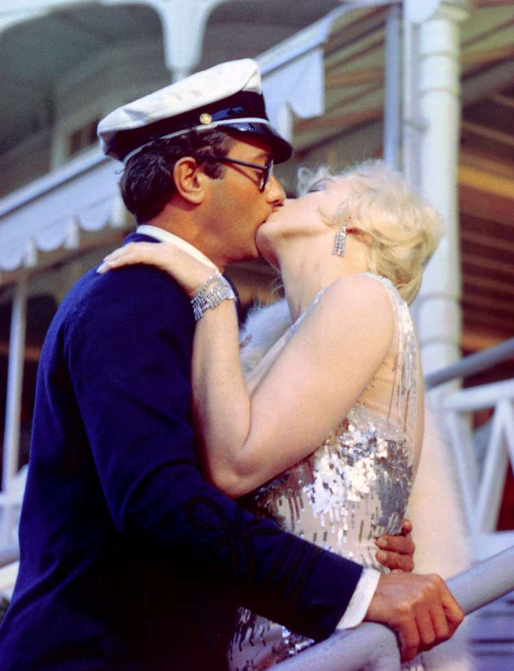 Eden najbolj znanih hollywoodskih poljubov z Marilyn Monroe v Nekateri so za vroče.