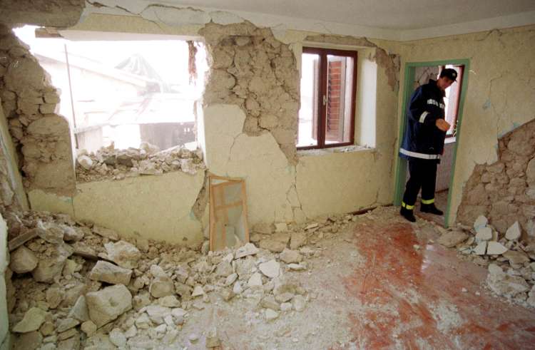 Posledice rušilnega potresa v Posočju leta 1998. To je bil eden najmočnejših potresov 20. stoletja z žariščem na ozemlju Slovenije. Njegova magnituda je bila 5,6.